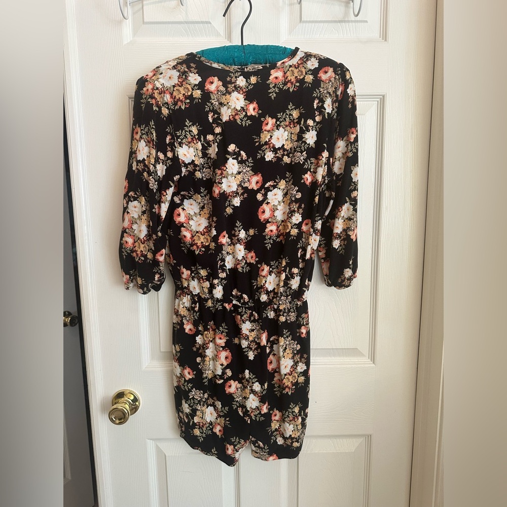 Deep V Floral Romper - Picture 7 of 8